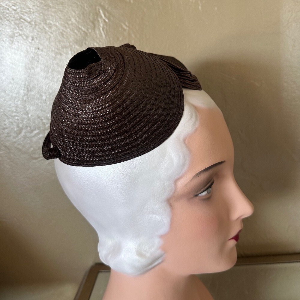 UNUSUAL 1930s' BROWN HAT WITH POINTY SIDES AND CRISSCROSS BANDS AT BACK - Picture 8 of 11